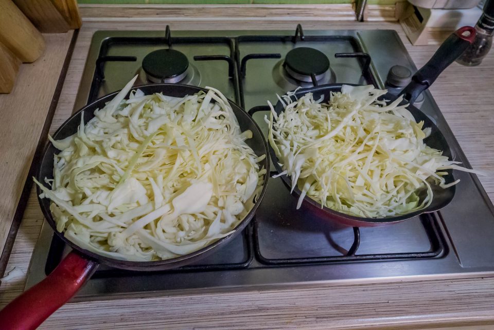 капусты много, поэтому начинаем на двух сковородках