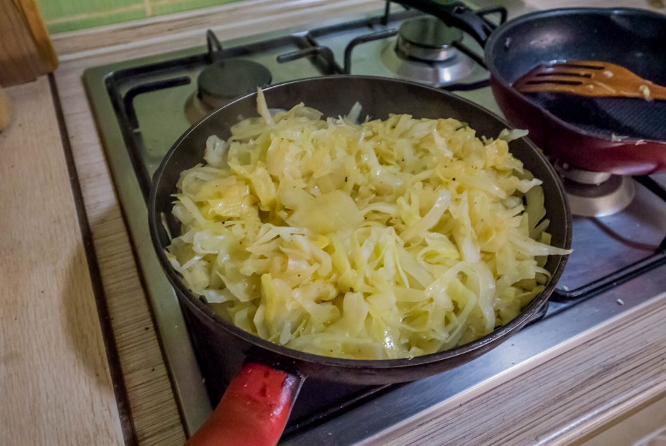 Перекладываем капусту из двух сковородок в одну